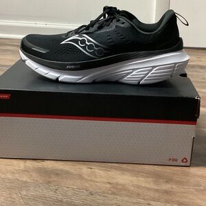 Saucony Men’s Guide 18
Color: Black/White